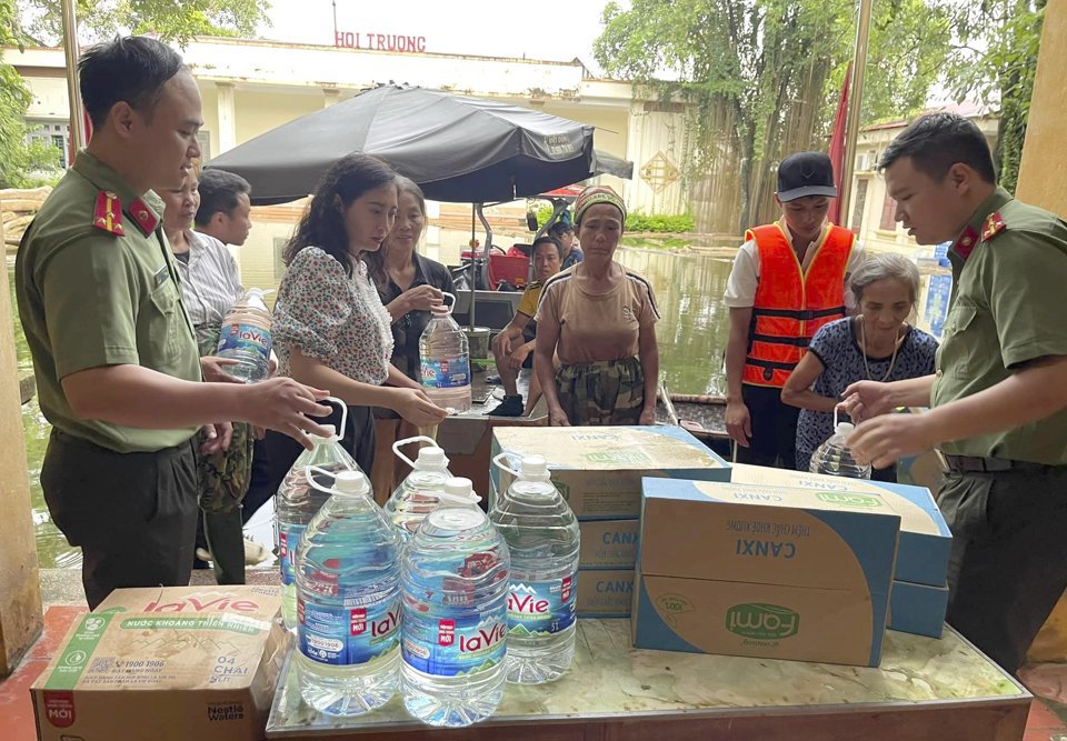 &nbsp;Hỗ trợ nhu yếu phẩm tại c&aacute;c Nh&agrave; văn h&oacute;a x&atilde; trao gửi b&agrave; con tại v&ugrave;ng ngập lũ huyện Chương Mỹ, H&agrave; Nội. Ảnh:&nbsp;Phạm H&ugrave;ng - Duy Minh