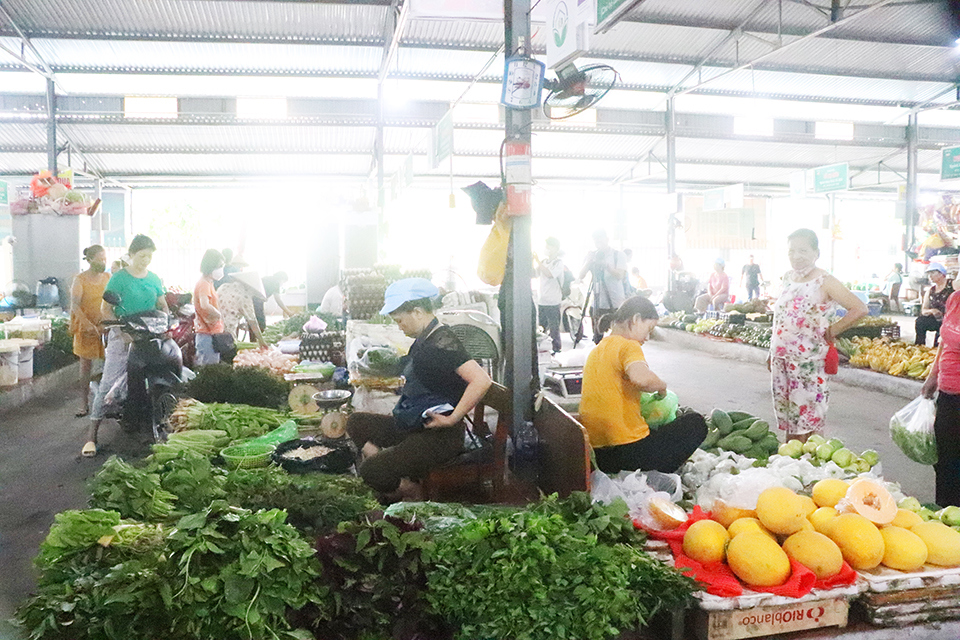 Trong m&ugrave;a mưa lũ, người d&acirc;n ch&uacute; &yacute; đến c&aacute;c bệnh li&ecirc;n quan đến thực phẩm. Ảnh: H&agrave; Linh