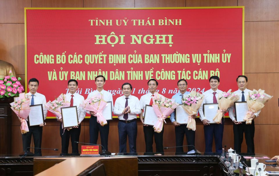 Đồng ch&iacute; Nguyễn Tiến Th&agrave;nh, Ph&oacute; B&iacute; thư Thường trực Tỉnh ủy, Chủ tịch HĐND tỉnh trao Quyết định của Ban Thường vụ Tỉnh ủy v&agrave; Quyết định của UBND tỉnh cho c&aacute;c đồng ch&iacute; được điều động, lu&acirc;n chuyển, bổ nhiệm. Ảnh: TĐ