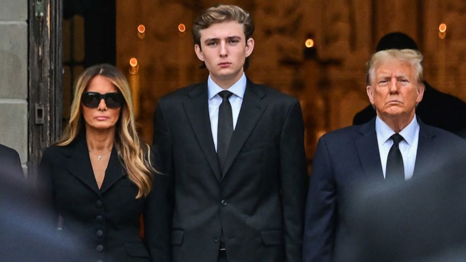 Barron Trump l&agrave; con trai ri&ecirc;ng của cựu Tổng thống Donald Trump v&agrave; b&agrave; Melania Trump. Ảnh: AFP