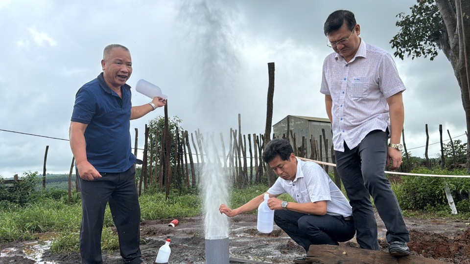 Đo&agrave;n c&ocirc;ng t&aacute;c thuộc Bộ T&agrave;i nguy&ecirc;n &amp; M&ocirc;i trường đ&atilde; đến l&agrave;ng Klă, x&atilde; Ia Kly, huyện Chư Pr&ocirc;ng lấy mẫu nước, kh&iacute; để kiểm tra, ph&acirc;n t&iacute;ch.