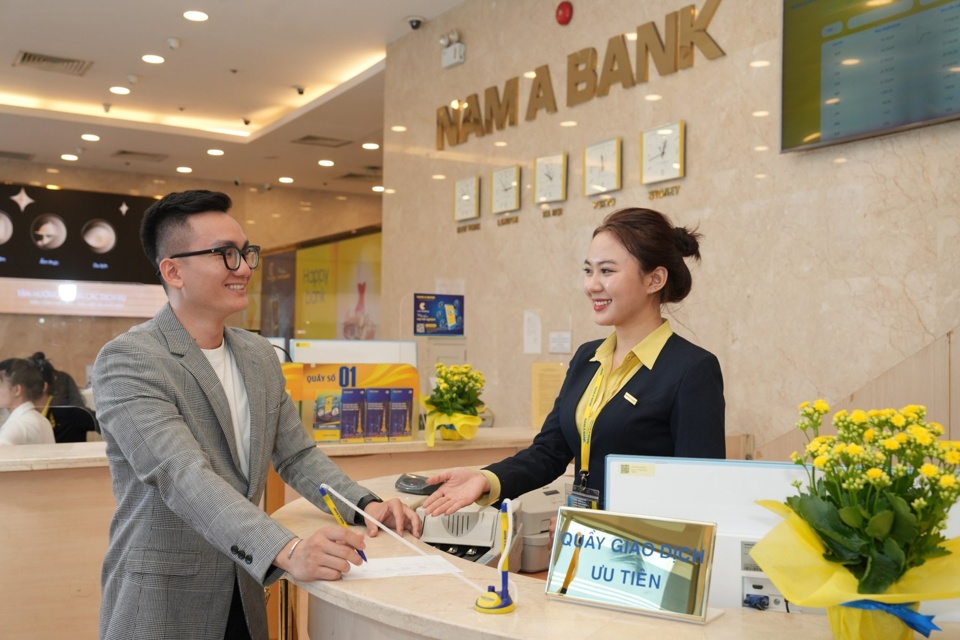 Kh&aacute;ch h&agrave;ng giao dịch tại Nam A Bank.