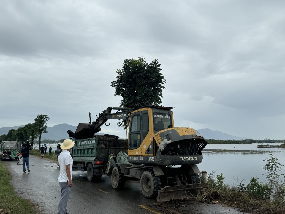 Quốc Oai: Tổng vệ sinh môi trường, ổn định đời sống người dân sau mưa lũ - Ảnh 2