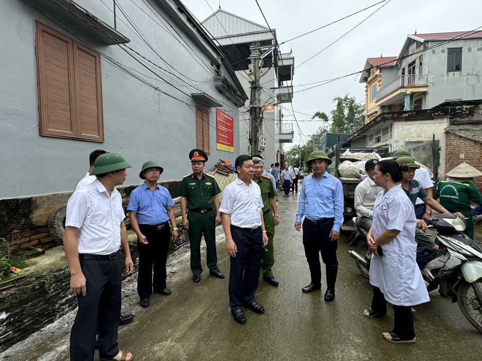 Chủ tịch huyện Quốc Oai Nguyễn Trường Sơn c&ugrave;ng đại diện l&atilde;nh đạo c&aacute;c ph&ograve;ng, ban huyện Quốc Oai tổ chức kiểm tra thực tế tại c&aacute;c địa phương.