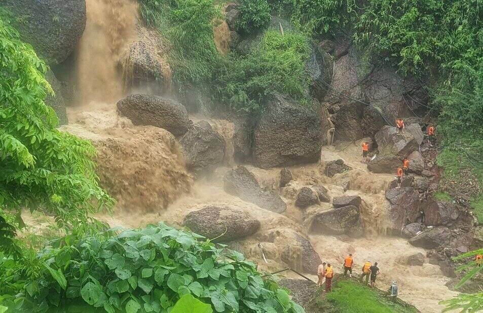 Lực lượng c&ocirc;ng an, qu&acirc;n đội lật từng ng&aacute;ch đ&aacute;, hủm th&aacute;c t&igrave;m b&eacute; g&aacute;i 12 tuổi bị lũ cuốn tr&ocirc;i. Ảnh: ĐVCC