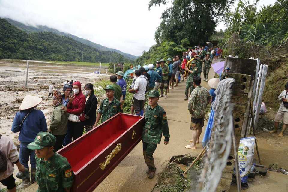 Những chiếc "&aacute;o" được mang đến khi t&igrave;m thấy thi thể người xấu số. Ảnh: Văn Th&agrave;nh Chương