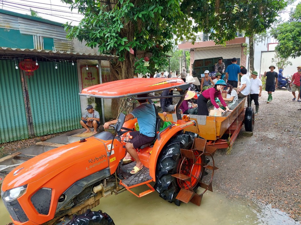 Chiếc m&aacute;y c&agrave;y của Trưởng th&ocirc;n Nam H&agrave;i đ&atilde; trở th&agrave;nh "xe lội nước", từ s&aacute;ng tới khuya đưa đ&oacute;n người d&acirc;n ra v&agrave;o th&ocirc;n.