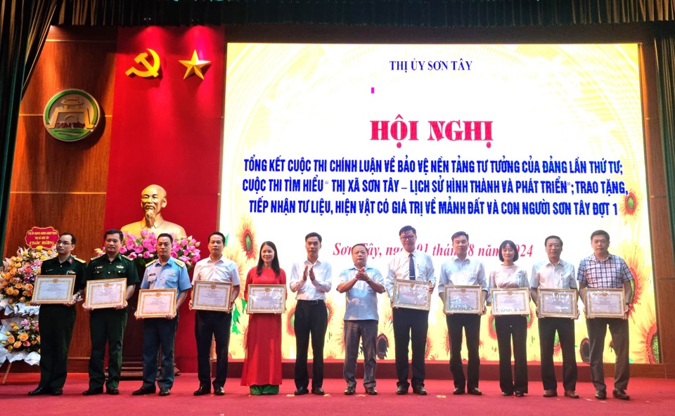 C&aacute;c tập thể được khen thưởng.