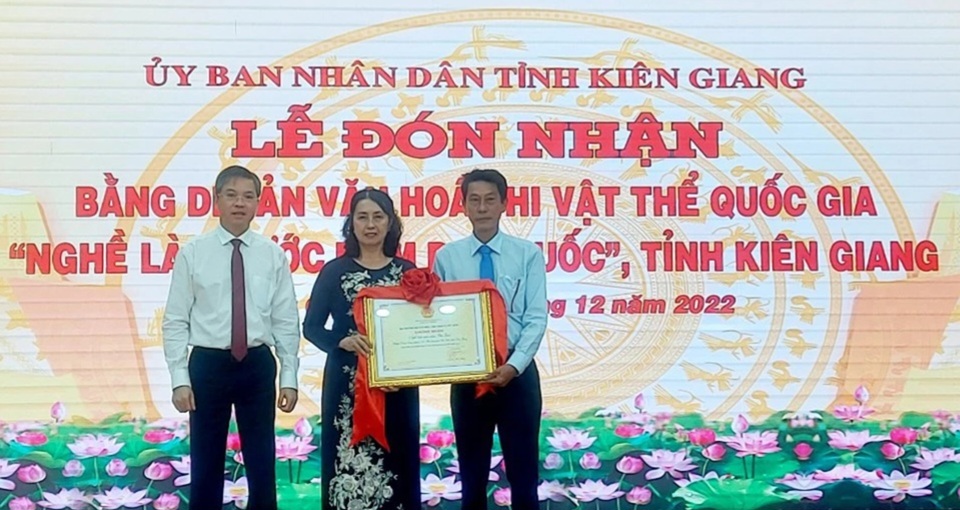 B&agrave; Hồ Kim Li&ecirc;n tại Lễ đ&oacute;n nhận Bằng di sản văn h&oacute;a phi vật thể quốc gia "Nhề l&agrave;m nước mắm Ph&uacute; Quốc"&nbsp; th&aacute;ng 12/2022. Ảnh tư liệu &nbsp;