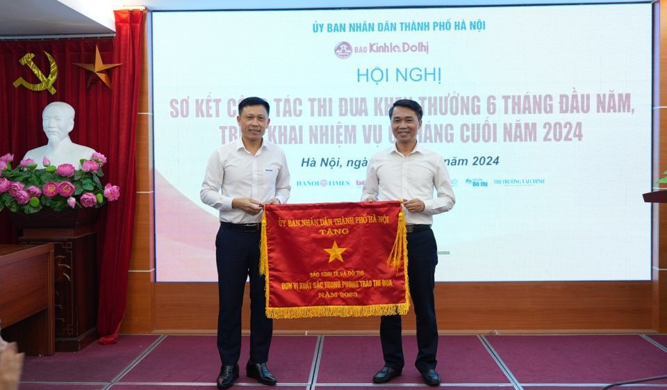 Trưởng Ban Thi đua-Khen thưởng TP H&agrave; Nội Nguyễn C&ocirc;ng Bằng trao&nbsp;Cờ đơn vị xuất sắc trong phong tr&agrave;o thi đua của TP cho tập thể B&aacute;o Kinh tế &amp; Đ&ocirc; thị