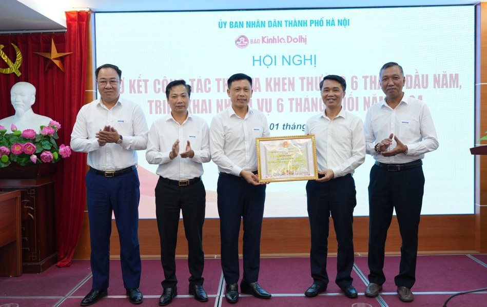 Trưởng ban Thi đua-Khen thưởng TP H&agrave; Nội Nguyễn C&ocirc;ng Bằng trao Bằng khen của UBND tỉnh Quảng Trị cho tập thể B&aacute;o Kinh tế &amp; Đ&ocirc; thị đ&atilde; c&oacute; nhiều đ&oacute;ng g&oacute;p trong c&aacute;c hoạt động từ thiện x&atilde; hội tr&ecirc;n địa b&agrave;n tỉnh.