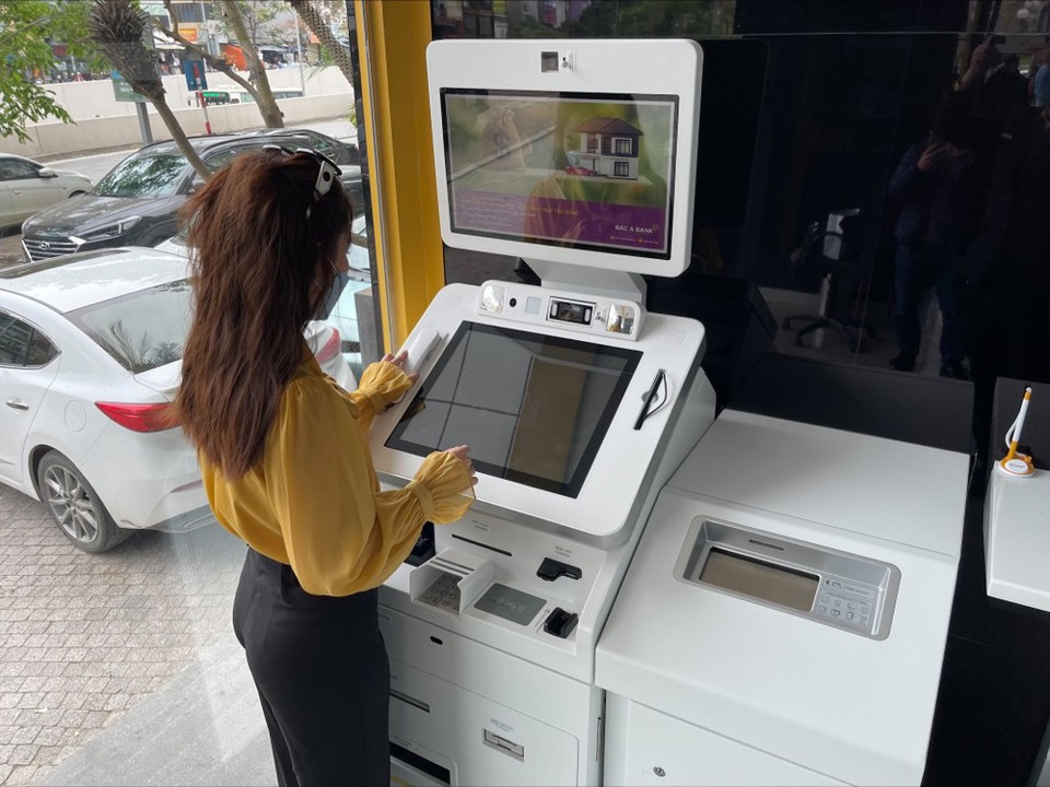 H&igrave;nh ảnh giao dịch, thao t&aacute;c, mở thẻ&hellip; thực tế tại Kiosk Bank