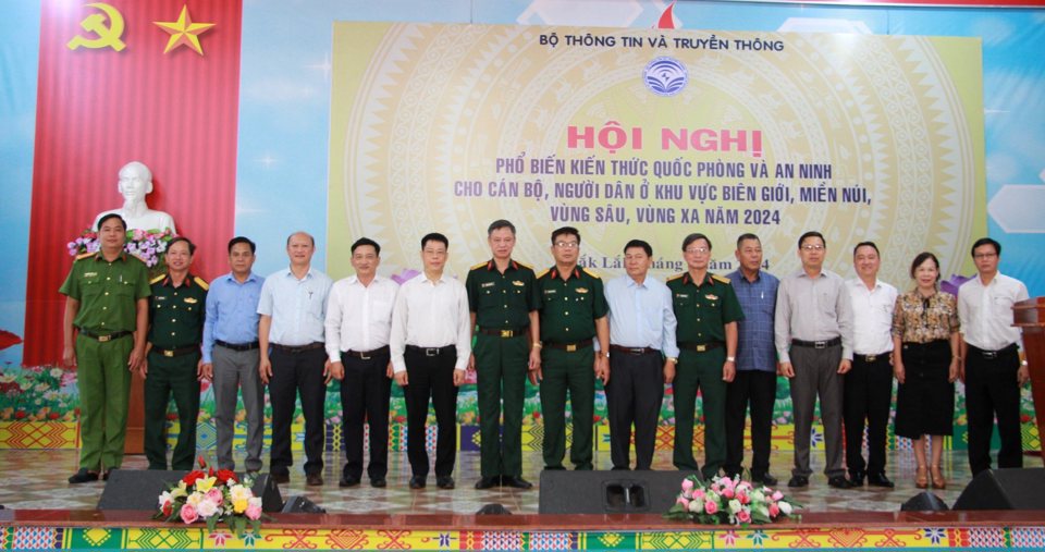 C&aacute;c đại biểu chụp ảnh lưu niệm.