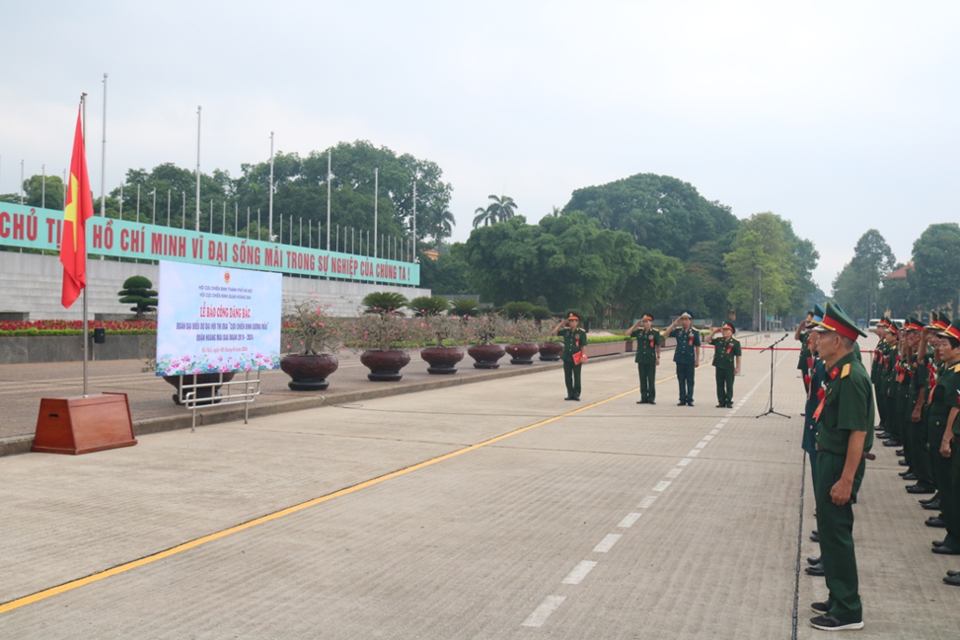 C&aacute;c doanh nh&acirc;n CCB quận Ho&agrave;ng Mai c&ugrave;ng&nbsp; đồng đội&nbsp; tại Lễ b&aacute;o c&ocirc;ng d&acirc;ng B&aacute;c trong qu&aacute; tr&igrave;nh tham gia x&acirc;y dựng qu&ecirc; hương gi&agrave;u đẹp, . Ảnh CCB.