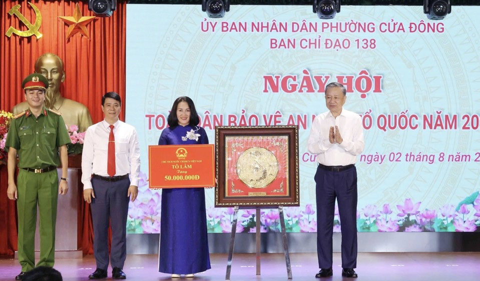 Chủ tịch nước T&ocirc; L&acirc;m trao tặng bức tranh trống đồng v&agrave; 50 triệu đồng cho c&aacute;n bộ, Nh&acirc;n d&acirc;n phường Cửa Đ&ocirc;ng.