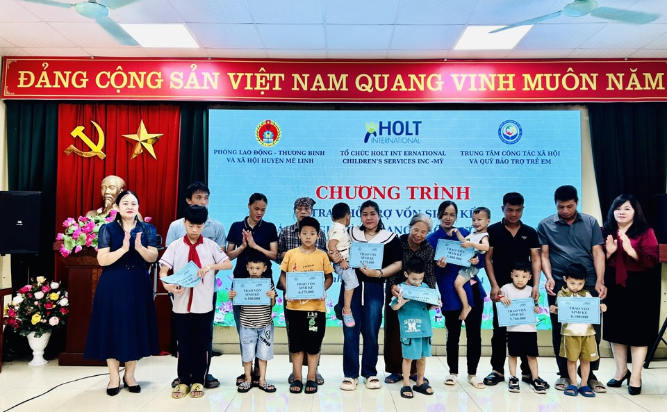 C&aacute;c hộ gia đ&igrave;nh đang nu&ocirc;i dưỡng trẻ em c&oacute; ho&agrave;n cảnh kh&oacute; khăn được nhận vốn hỗ trợ sinh kế. Ảnh: Trần Oanh.