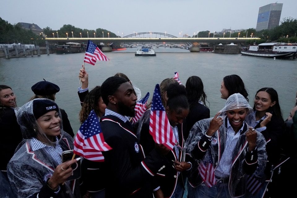 Các vận động viên diễu hành trên sông Seine, Paris trong ngày khai mạc. Nguồn: Reuters