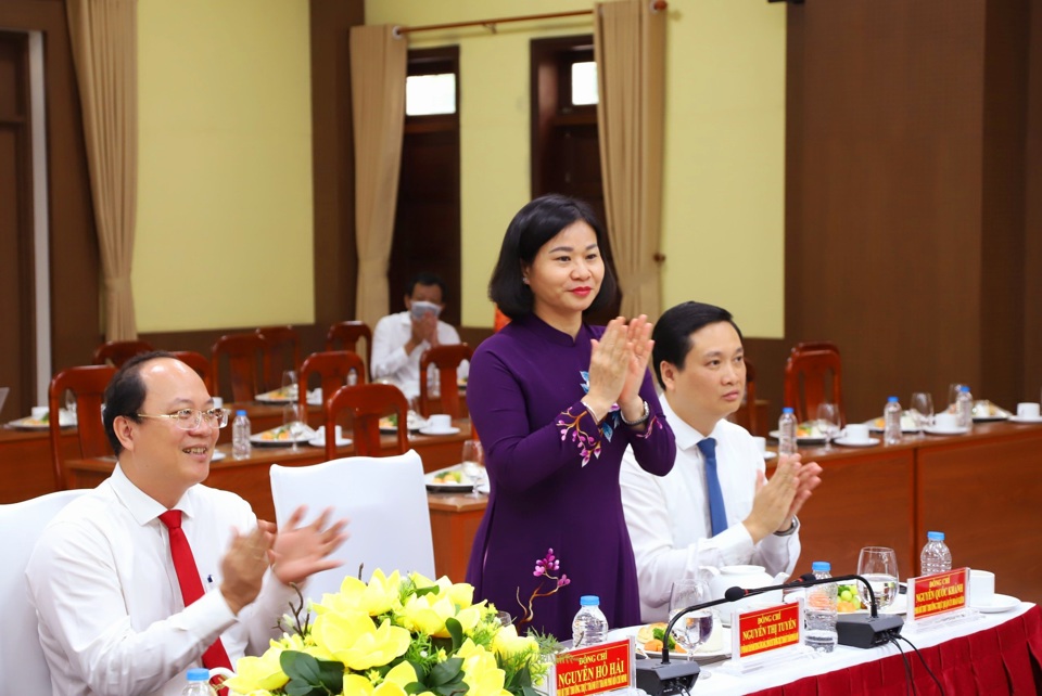 Ủy vi&ecirc;n Trung ương Đảng, Ph&oacute; B&iacute; thư Thường trực Th&agrave;nh ủy H&agrave; Nội Nguyễn Thị Tuyến dự buổi Lễ