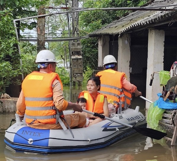 Cấp điện lại sớm lúc nào, người dân vùng ngập lụt đỡ vất vả ngày đấy - Ảnh 4