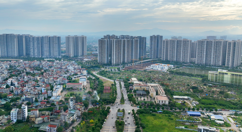 Giao th&ocirc;ng qua một số khu đ&ocirc; thị mới gặp tắc nghẽn do tuyến đường kết nối giữa khu đ&ocirc; thị v&agrave; hệ thống giao th&ocirc;ng chung chưa ho&agrave;n thiện. Ảnh: Phạm H&ugrave;ng