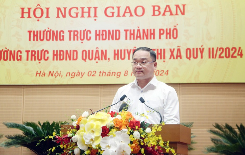 Ch&aacute;nh Văn ph&ograve;ng Đo&agrave;n đại biểu Quốc hội v&agrave; HĐND TP Nguyễn Ngọc Việt b&aacute;o c&aacute;o kết quả hoạt động của HĐND c&aacute;c cấp TP H&agrave; Nội trong 6 th&aacute;ng đầu năm