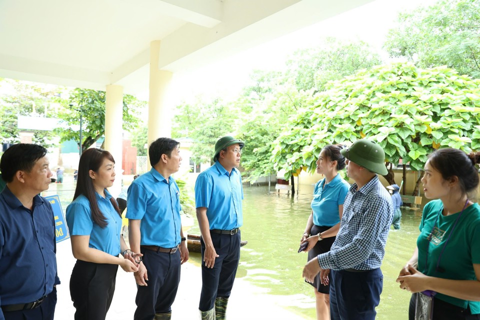 Đo&agrave;n c&ocirc;ng t&aacute;c nắm bắt t&igrave;nh h&igrave;nh ngập &uacute;ng tr&ecirc;n địa b&agrave;n x&atilde; Nam Phương Tiến