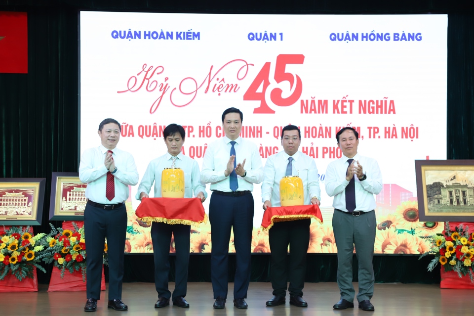 L&atilde;nh đạo 3 quận&nbsp;Ho&agrave;n Kiếm (TP H&agrave; Nội), quận Hồng B&agrave;ng (TP Hải Ph&ograve;ng) v&agrave; quận 1 (TP Hồ Ch&iacute; Minh) trao qu&agrave; lưu niệm