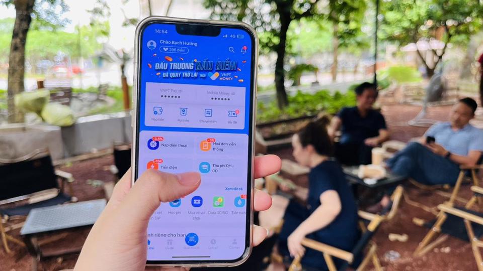 Kh&aacute;ch h&agrave;ng lựa chọn nộp ph&iacute; x&eacute;t tuyển đại học, cao đẳng tiện lợi nhanh ch&oacute;ng tr&ecirc;n ứng dụng VNPT Money.