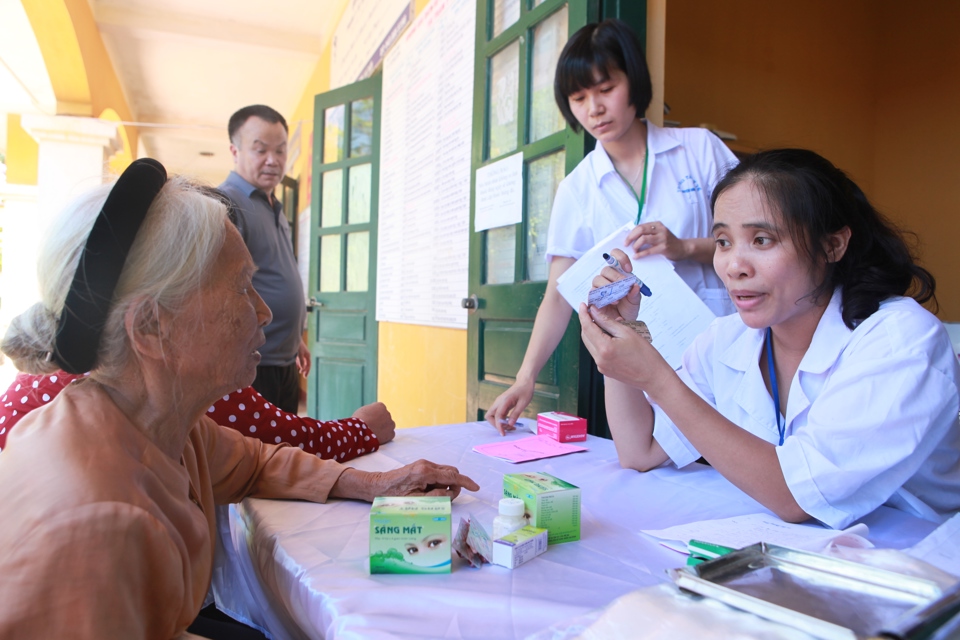 Khám và tư vấn sức khỏe cho người cao tuổi tại huyện Sóc Sơn. Ảnh: Phạm Hùng