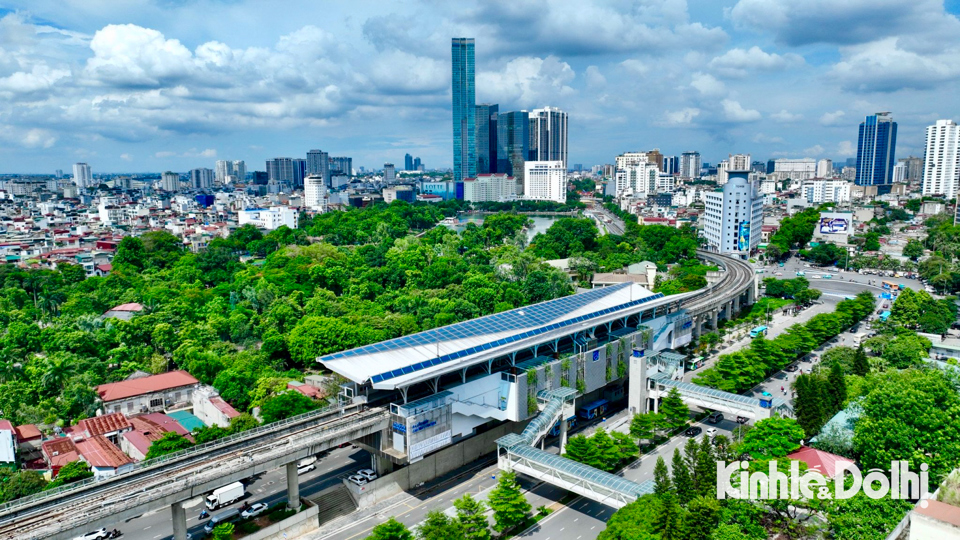 Tuyến đường sắt đ&ocirc; thị số 3 đoạn Nhổn - ga H&agrave; Nội d&agrave;i 12,5km, c&oacute; 8 ga tr&ecirc;n cao v&agrave; 4 ga ngầm. Trong đ&oacute; đoạn tr&ecirc;n cao Nhổn - Cầu Giấy d&agrave;i 8,5km được vận h&agrave;nh ch&iacute;nh thức từ đầu th&aacute;ng 8 v&agrave; đoạn đi ngầm tiếp tục thi c&ocirc;ng.