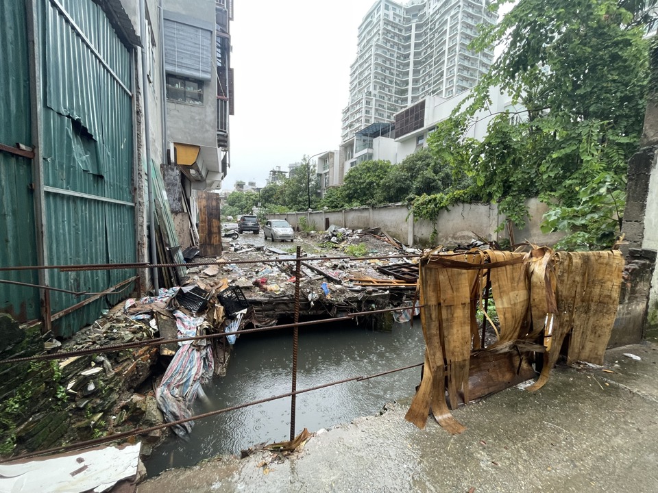 Một đoạn tại dự án cải tạo mương thoát nước Thụy Khuê chưa được triển khai. Ảnh: Công Trình