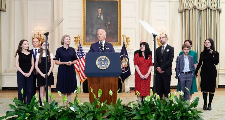 Tổng thống Joe Biden ph&aacute;t biểu với b&aacute;o ch&iacute; v&agrave; gia quyến của những t&ugrave; nh&acirc;n trao trả. Ảnh: CNN