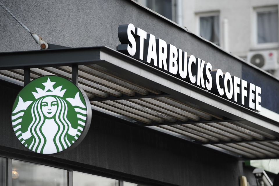 Starbucks &aacute;p dụng c&aacute;c chiến lược ph&ograve;ng ngừa rủi ro để b&igrave;nh ổn gi&aacute;, bảo vệ kh&aacute;ch h&agrave;ng khỏi những biến động của thị trường. Ảnh minh họa: Internet