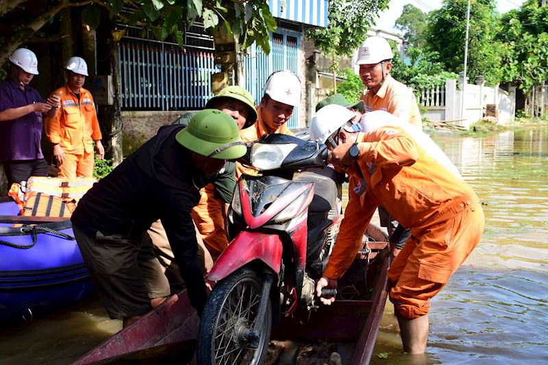 Cấp điện lại sớm lúc nào, người dân vùng ngập lụt đỡ vất vả ngày đấy - Ảnh 3