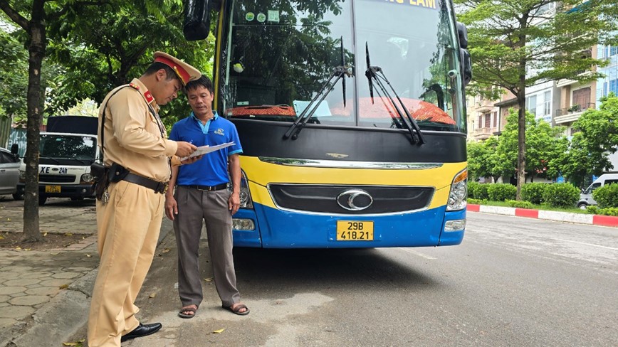 Tổ c&ocirc;ng t&aacute;c của Đội CSGT số 6 tiến h&agrave;nh xử l&yacute; vi phạm tr&ecirc;n đường Trần Vỹ.&nbsp;