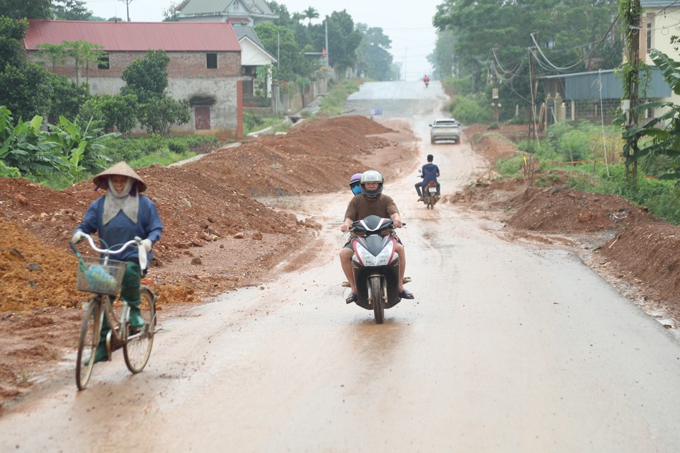 Suốt 2 năm qua, h&agrave;ng ngh&igrave;n người d&acirc;n huyện Ba V&igrave; phải di chuyển tr&ecirc;n con đường đầy rẫy nguy hiểm tiềm ẩn.