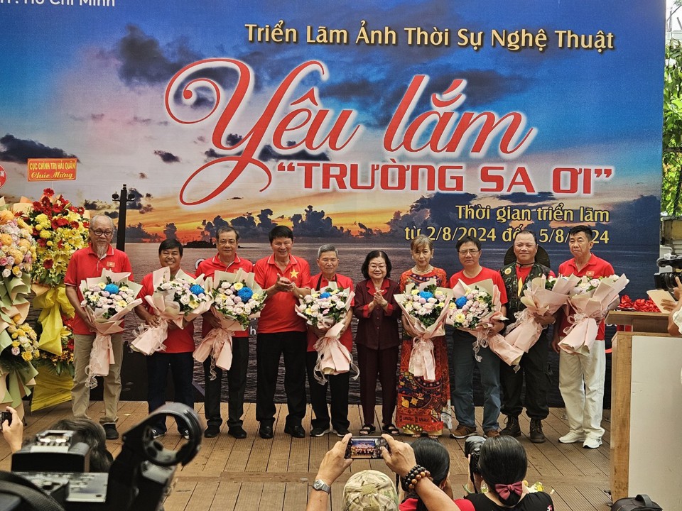 C&aacute;c t&aacute;c giả tham dự triển l&atilde;m ảnh "Y&ecirc;u lắm Trường Sa ơi".