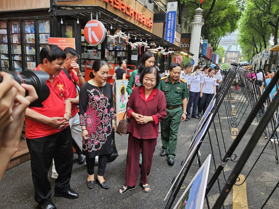 Nguy&ecirc;n Ph&oacute; Chủ tịch nước Trương Mỹ Hoa đến dự triển l&atilde;m.