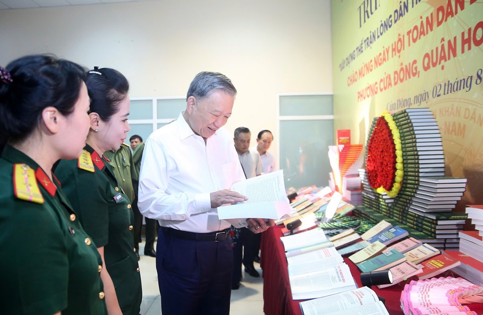 Chủ tịch nước T&ocirc; L&acirc;m tham quan trưng b&agrave;y tại Ng&agrave;y hội.