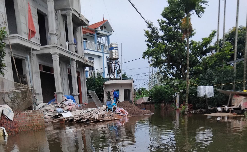 Chiều 2/8, t&igrave;nh trạng ngập &uacute;ng đ&atilde; giảm do lượng nước ở s&ocirc;ng T&iacute;ch đ&atilde; giảm xuống. Ảnh: N.M.