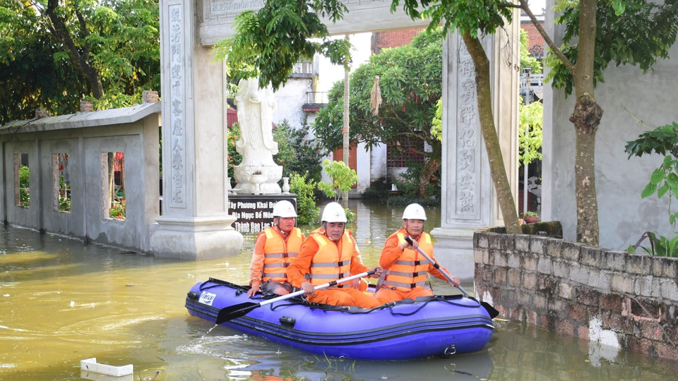 Cấp điện lại sớm lúc nào, người dân vùng ngập lụt đỡ vất vả ngày đấy - Ảnh 1