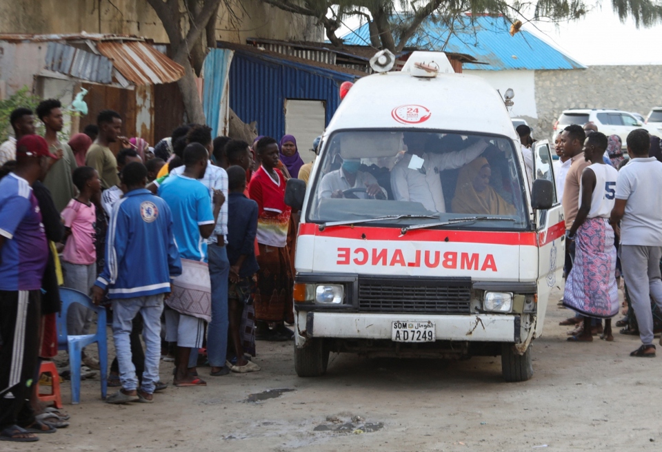 Người d&acirc;n tập trung quanh xe cấp cứu tại hiện trường vụ khủng bố ở Mogadishu, Somalia. Ảnh: Reuters