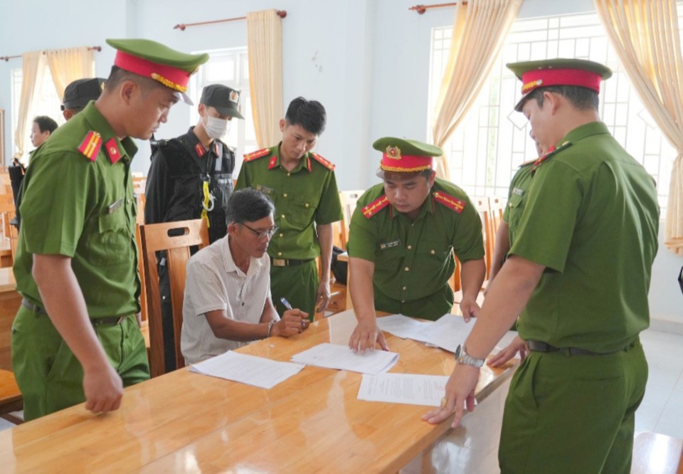 C&ocirc;ng an tỉnh B&igrave;nh Thuận thực hiện lệnh&nbsp;lệnh bắt tạm giam v&agrave; thi h&agrave;nh lệnh kh&aacute;m x&eacute;t đối với đối tượng L&ecirc; Cảnh Mai.