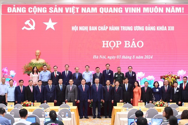 Tổng B&iacute; thư, Chủ tịch nước T&ocirc; L&acirc;m với c&aacute;c đại biểu dự họp b&aacute;o. Ảnh: TTXVN