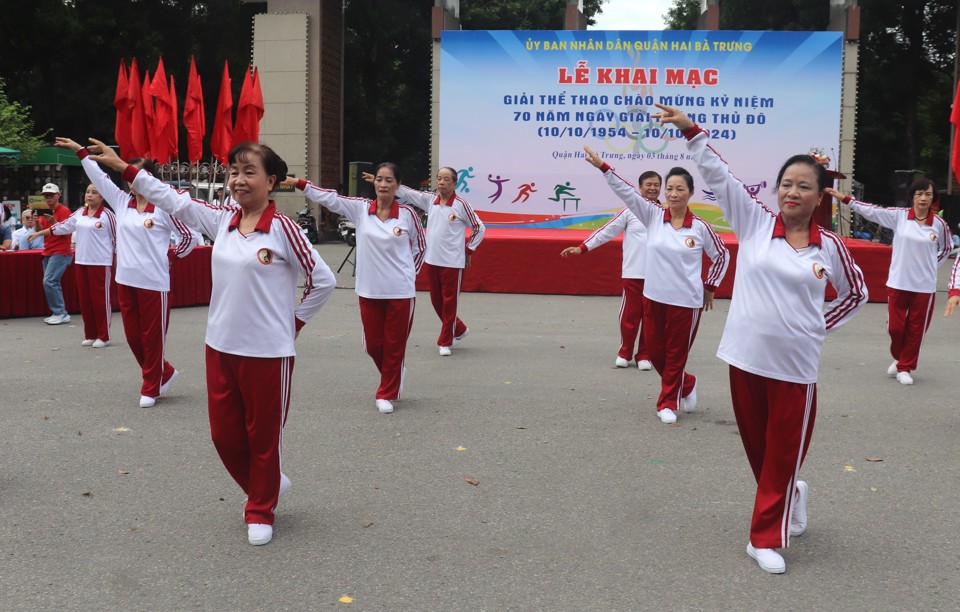 C&aacute;c hội vi&ecirc;n người cao tuổi Quận Hai B&agrave; Trưng tham gia đồng diễn tại Lễ khai mạc&nbsp;