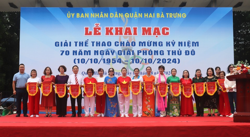 Ban Tổ chức trao Cờ lưu niệm cho c&aacute;c đội thi đấu đến từ 18 phường thuộc Quận Hai B&agrave; Trưng