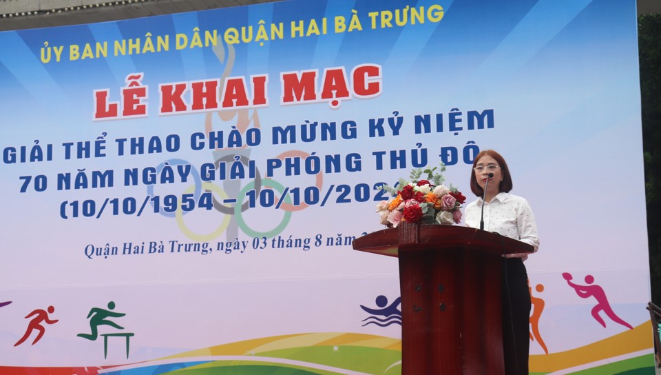 Gi&aacute;m đốc Trung t&acirc;m Văn h&oacute;a - Th&ocirc;ng tin &amp; Thể thao Quận Hai B&agrave; Trưng Nguyễn Thị Hồng Oanh ph&aacute;t biểu khao mạc Giải