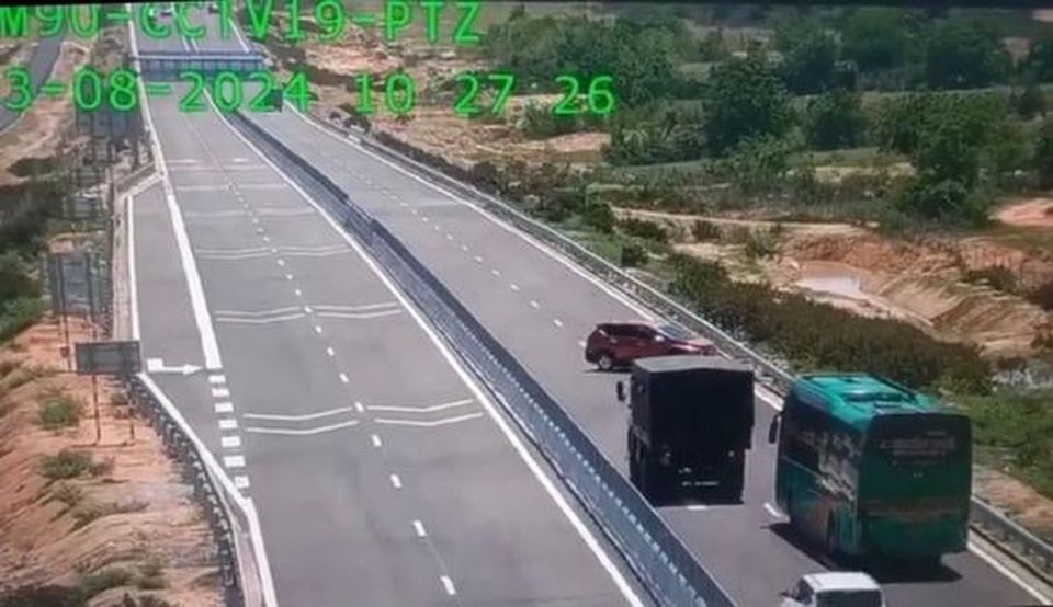 Camera ghi lại h&igrave;nh ảnh xe &ocirc; t&ocirc; quay đầu chạy ngược chiều tr&ecirc;n đường cao tốc