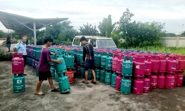 C&aacute;c lực lượng đ&atilde; tạm giữ nhiều b&igrave;nh gas v&agrave; phương tiện d&ugrave;ng để san chiết gas.