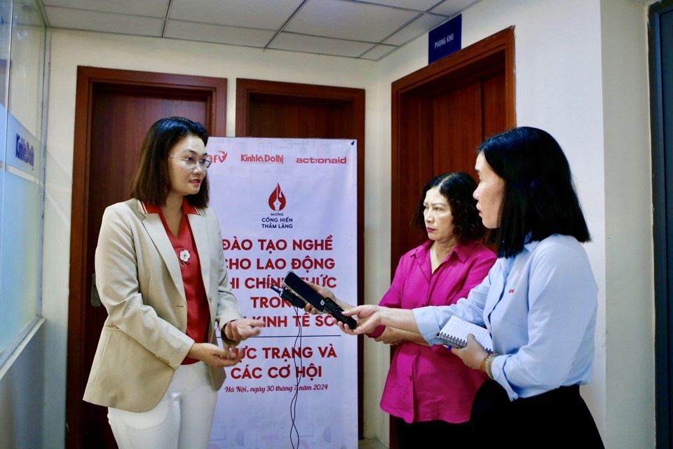 Gi&aacute;m đốc Điều h&agrave;nh Tổ chức ActionAid Quốc tế tại Việt Nam Ho&agrave;ng Phương Thảo (b&ecirc;n tr&aacute;i) trả lời phỏng vấn ph&oacute;ng vi&ecirc;n B&aacute;o Kinh tế &amp; Đ&ocirc; thị. Ảnh: Duy Kh&aacute;nh.